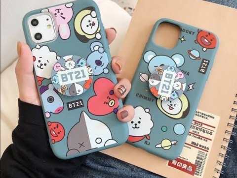 เคสโทรศัพbt21หรือเคสการ์ตูนของบังทันนั่นแหละ😍😘💜💜(ปล.แอดขอจองเคสนี้ได้รึป่าวน้า~ พอดีแอดอยากได้มากๆเลยอ่าาา😘💜💜)