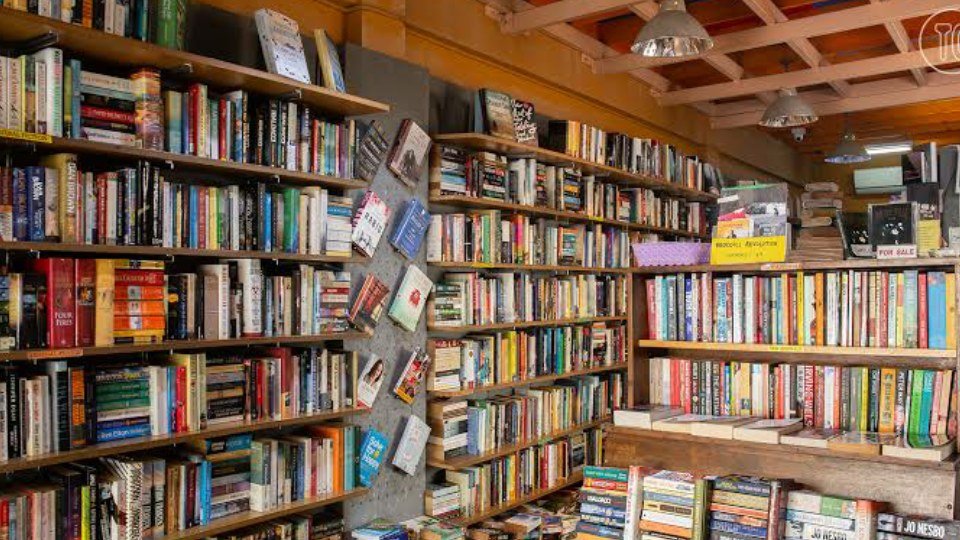 คุณอยู่ในร้านหนังสือ ส่วน F ชั้นหนังสือหมายเลข 5 หนังสือเล่มไหนคือหนังสือที่มีชื่อว่า Les Huit Coups De L’ Horloge?