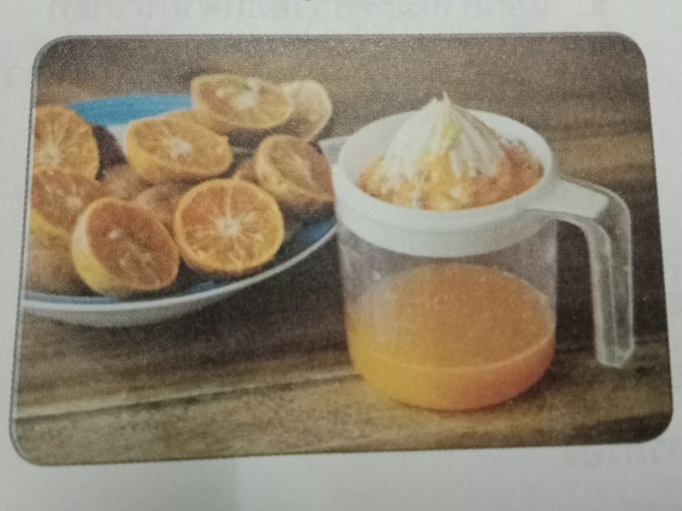 นิวคั้นน้ำส้มโดยใช้อุปกรณ์ นํ้าส้มจะไหลผ่านรูของอุปกรณ์ลงสู่ภาชนะด้านล่าง ส่วนกากส้ม และแม่เหล็กจะติดอยู่ที่ด้านบนของอุปกรณ์ ดังภาพ (การคั้นน้ำส้มของของนิวใช้หลักการเหมือนการแยกสารวิธีใด)