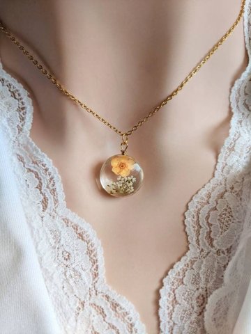 necklace with flower in it to remind about the person you love