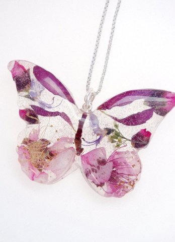 necklace in butterfly shape to tell people about your personality trough this