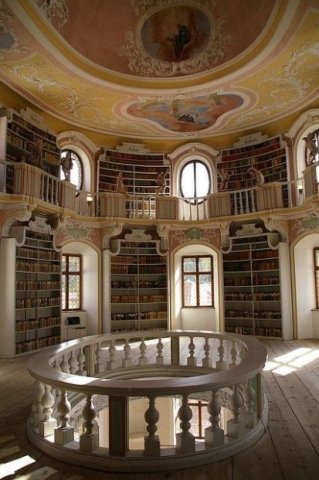 ห้องสมุด ที่ว่างตอนไหนคุณก็จะมาหาอ่านหนังสือตอนนั้น