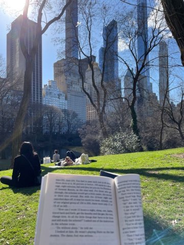 นั่งอ่านหนังสือที่park