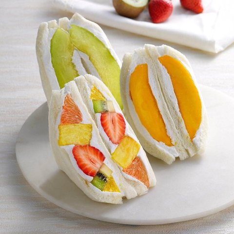 ขนมปังขาวครีมสดและผลไม้