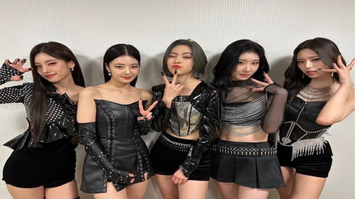 WHEN YOU ARE THE 6TH MEMBERS OF ITZY