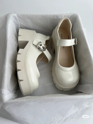 รองเท้าสีขาวน่ารักก