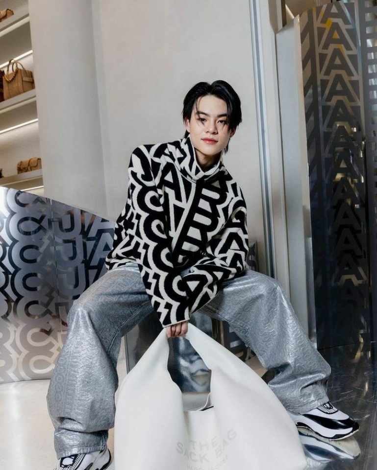 คนนี้มีชื่อว่าอะไร?