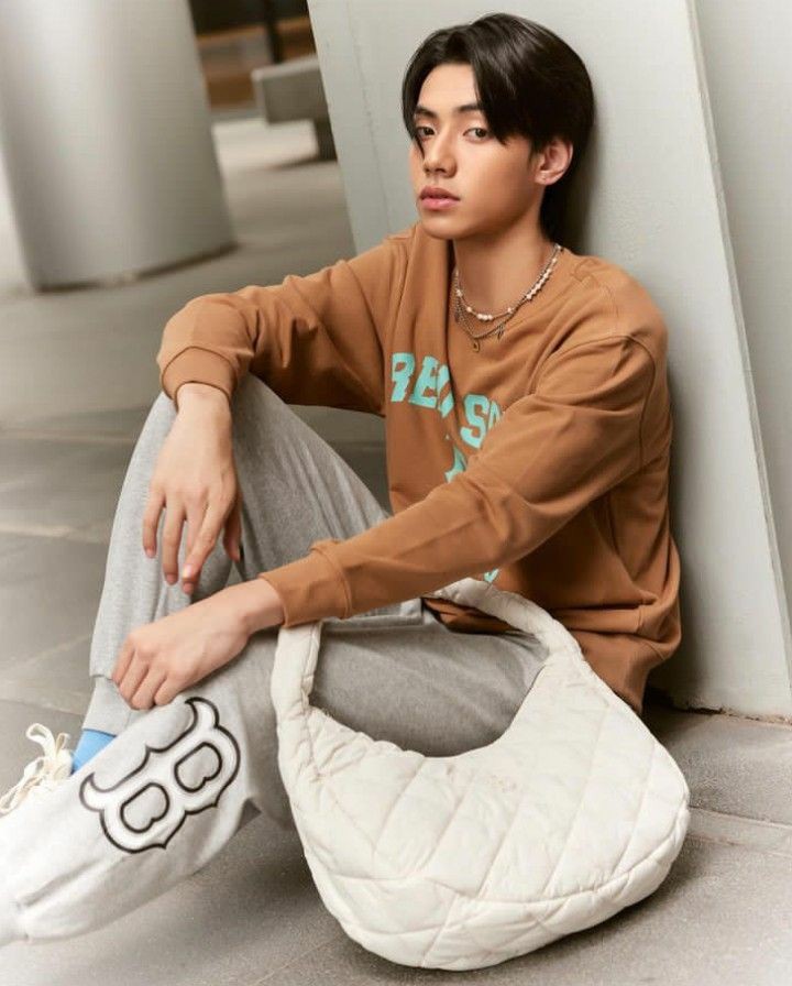 คนนี้มีชื่อว่าอะไร?
