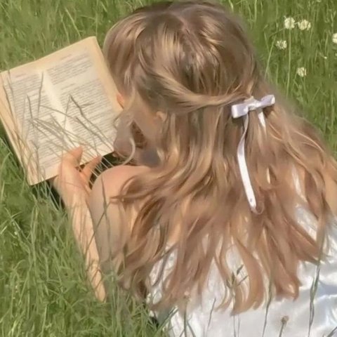 อ่านหนังสือในสวนดอกไม้