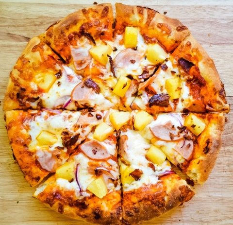 Hawaiian pizza พิซซ่าที่มีสับปะรด