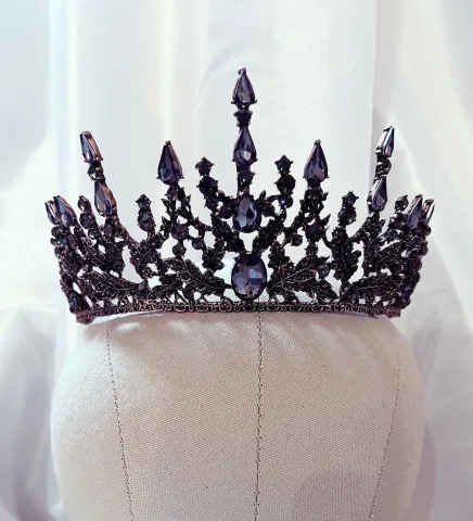 Black tiara for black swan