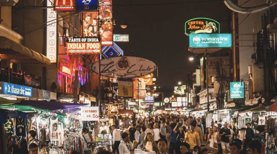 คุณและเขาเดินเล่นกันภายในงานว่าแต่เขาพาคุณไปกินอะไร?