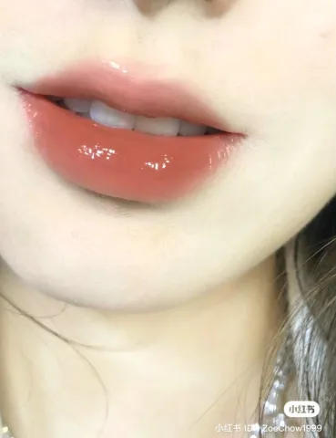 Heavy lower lips