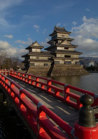 Matsumoto Castle รู้จักกันในชื่อของ Crow Castle หรือ ปราสาทอีกา ตั้งอยู่ที่เมืองมัตสึโมโตะ (Matsumoto) จังหวัดนากาโน่ (Nagano) ความโดดเด่นที่สวยงามและแตกต่างจากปราสาทแห่งอื่นๆ