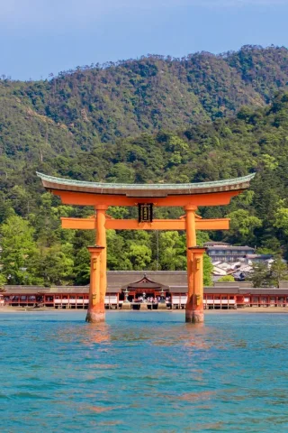 Itsukushima Shrine ฮิโรชิม่า ศาลเจ้าศักดิ์สิทธิ์ และเป็นหนึ่งใน มรดกโลก ซึ่งถูกสร้างขึ้นในปี ค.ศ.593 ตั้งอยู่บน เกาะอิทสึคุชิม่า หรือเกาะมิยาจิมะ ซึ่งที่ญี่ปุ่นถือว่าเป็น เกาะแห่งเทพเจ้า