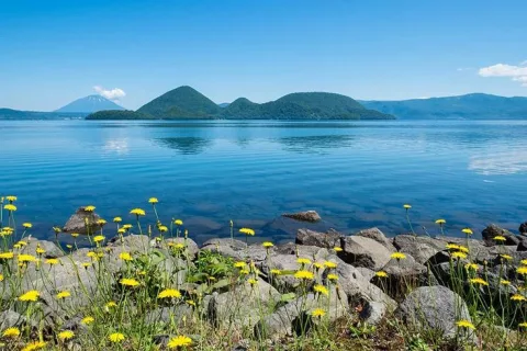 Lake Toya ทะเลสาบขนาดใหญ่รูปวงกลม มีเส้นรอบวงยาวประมาณ 40 กิโลเมตรเลยทีเดียว โดยเป็นทะเลสาบที่เกิดจากปากปล่องภูเขาไฟ