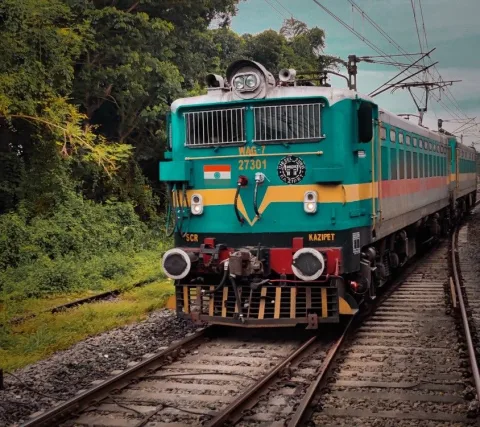 รถไฟขบวนนี้แน่นมาก คนขึ้นเยอะ แต่ถึงเร็ว