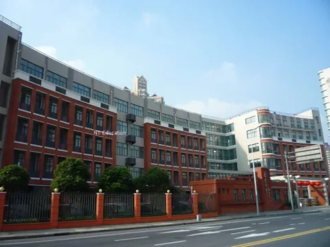 โรงเรียนมัธยมที่จีน Shanghai Jincai International School(JCID) ก่อตั้งขึ้นเมื่อปี ค.ศ. 1996 และได้รับการสนับสนุนเป็นอย่างดีจากทางรัฐบาลกลางและรัฐบาลท้องถิ่น