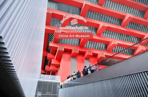 China Art Museum พิพิธภัณฑ์ศิลปะที่ใหญ่ที่สุดในเอเชีย โดดเด่นด้วยอาคารสไตล์จีนผสมผสานความโมเดิร์นสุดฮิป ดูเท่และเก๋สมกับเป็นพิพิธภัณฑ์ศิลปะสมัยใหม่เลยค่ะ