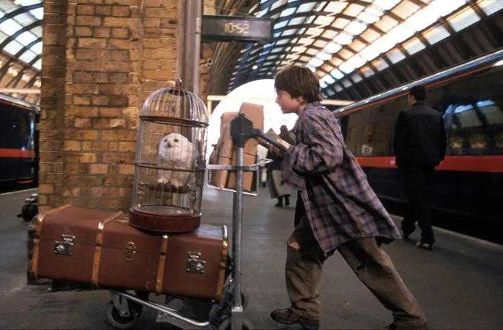 Hogwarts Express รถไฟสายด่วนฮอกวอตส์ อยู่ในสถานีหมายเลขใด?