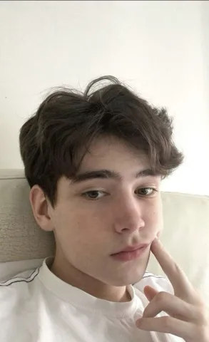 ชอบค่ะ น่ารักแต่หล่อ หน้าดูกล่มกล่อมเหมือนซุปกระดูกหมูที่ความหวานปลายๆ🥰🥰😍😍