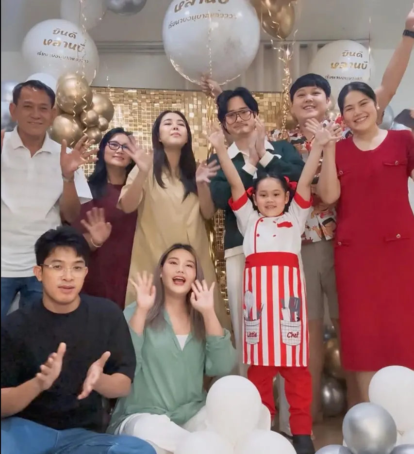 รูปนี้ฉลองวันอะไร ? ?