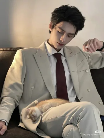 เค้ากำลังนั่งเล่นเจ้าเหมียวที่คุณเลี้ยงไว้😽