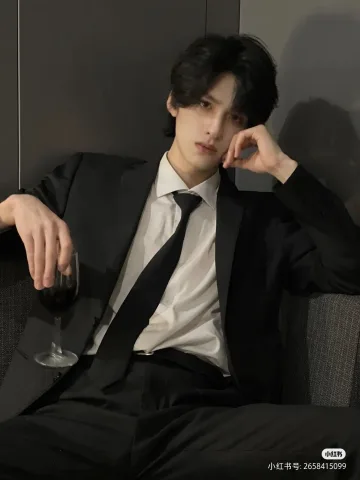 เค้านั่งจิ๊บไวท์พร้อมกับมองมาทางคุณ!!