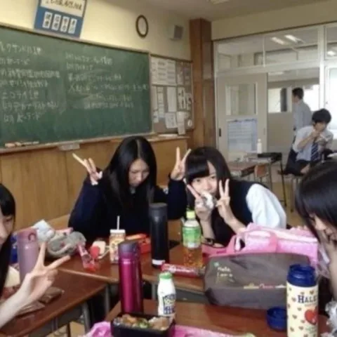 นั่งกินขนม