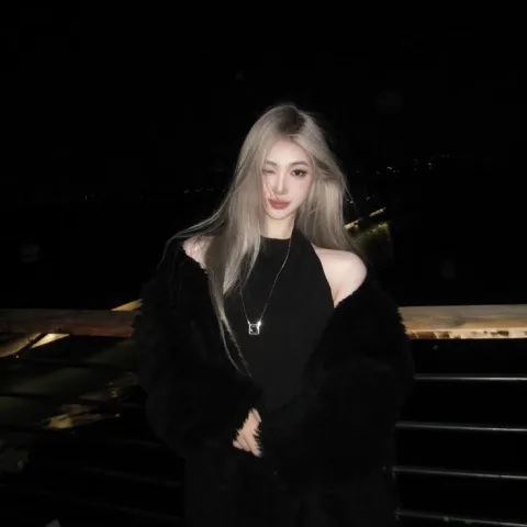 Luca 🇰🇷🇨🇳 23 years old, 175 cm, Leader, Main Rapper, Main Dancer, Sub Vocalist