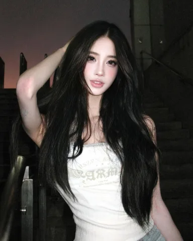 Tingting 🇨🇳🇰🇷 23 years old, 172 cm, Leader, Sub-vocalist, Main rapper, Main dancer, Center