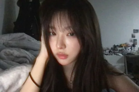 Ginny 🇺🇲 19 years old, 168 cents, center, sub rapper, main vocalist, main dancer