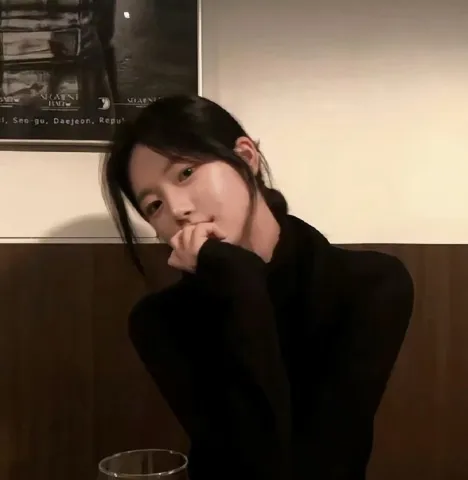 Soyeon🇰🇷19 years old, 176 cents, center, main vocalist, secondary rapper, lead dancer