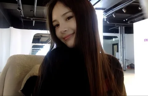 Kitty🇬🇧 18 years old, 167 cm, Maknae, Main Rapper, Sub Vocalist, Main Dancer, Center
