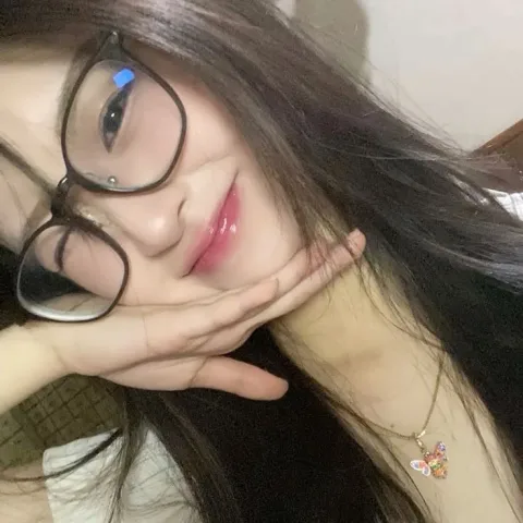 Chaewon 🇰🇷🇹🇭 18 years old, 165 cm, Main vocalist, main rapper, lead dancer, center.