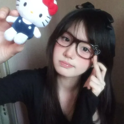 Minako 🇯🇵 18 years old, 160 cents, Maknae, Sub-vocalist, Main dancer, Center, Sub-rapper