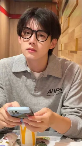 เขา: นี่พัสดุของคุณครับ*ยื่นให้*