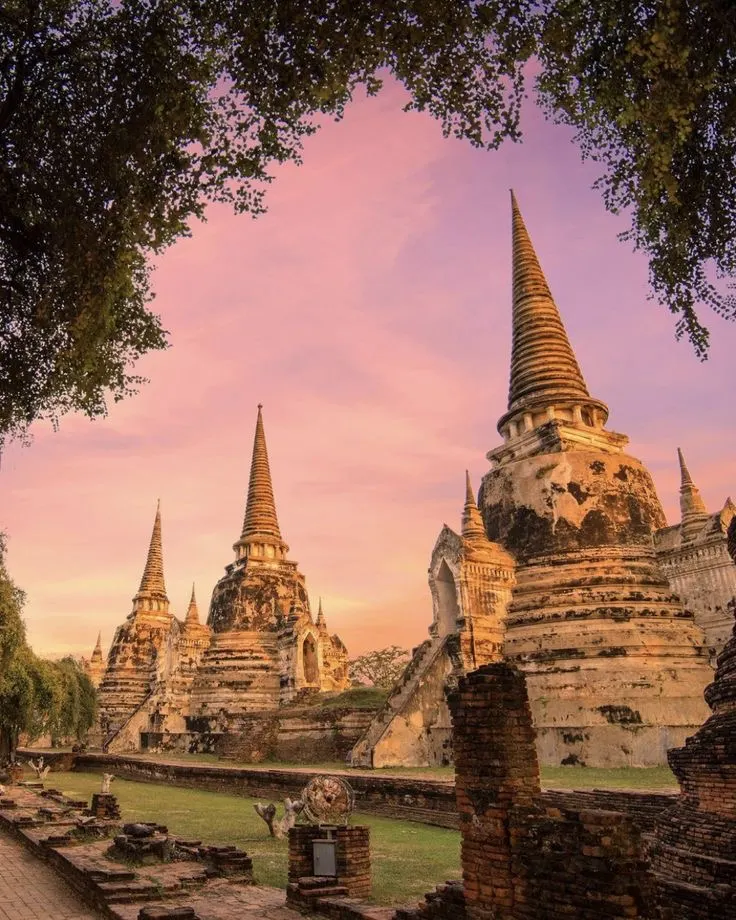 วันหนึ่งคุณมีเวลาว่างจึงไปเที่ยวที่อุทยานประวัติศาสตร์อยุธยา ที่จังหวัดพระนครศรีอยุธยา คุณเลยไปเช่าชุดไทยหวังจะถ่ายรูป ( เลือกชุดไทย )