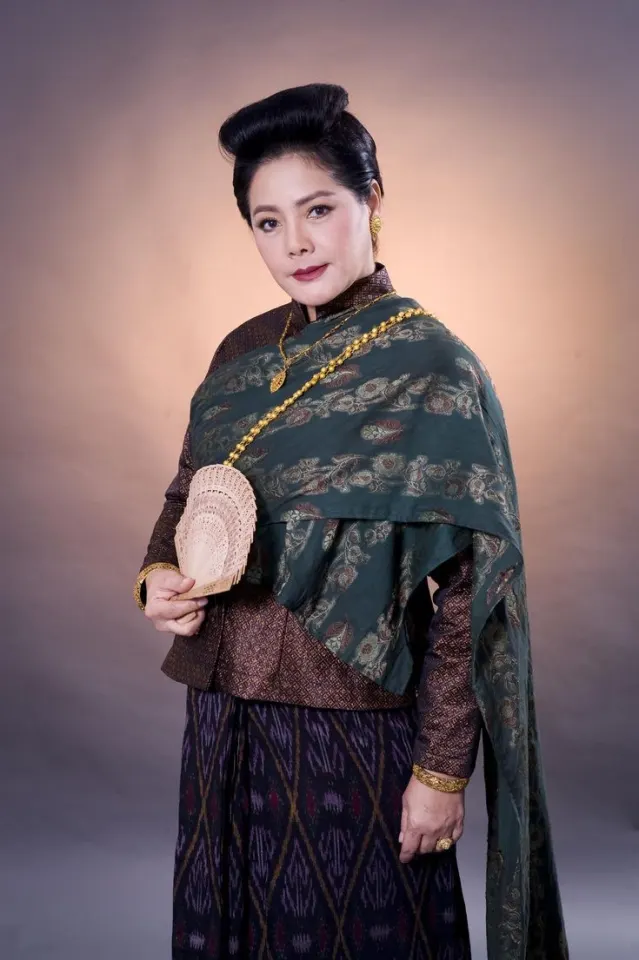 คุณตื่นขึ้นมาที่หน้าเรือนไทยของใครสักคน ทันใดนั้นก็มีคนเข้ามาดู