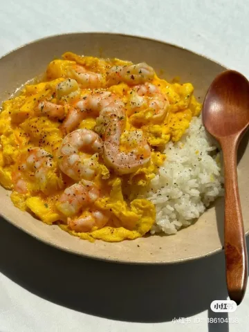 Rice with creamy scrambled eggs and shrimp
