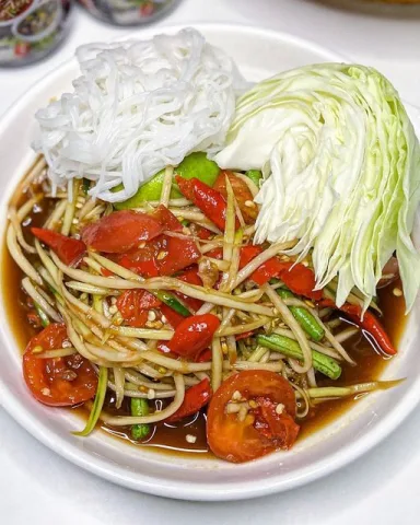 เช้าๆก็จัดส้มตำเลยเหรอคุณน้าา
