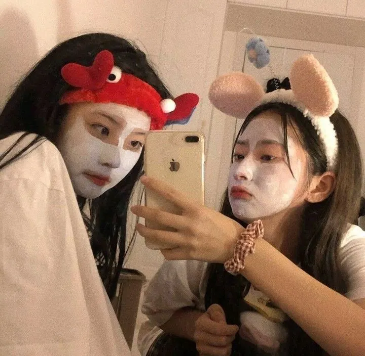 ตอนนี้คุณกับแฟนกำลังมาร์คหน้าก่อนนอน