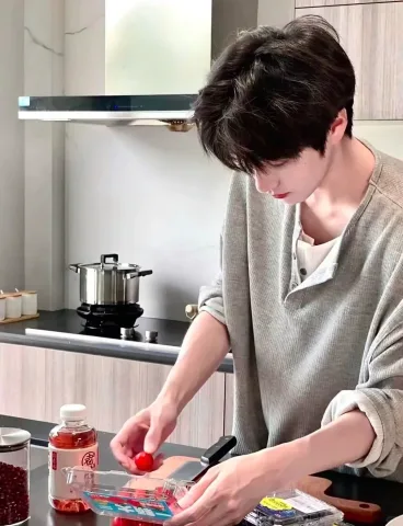 รุ่นพี่ ซูโฮ อยู่ชมรมทำอาหาร
