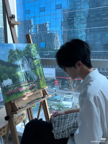 เห็นเขานั่งวาดรูปอยู่ในห้องศิลปะ