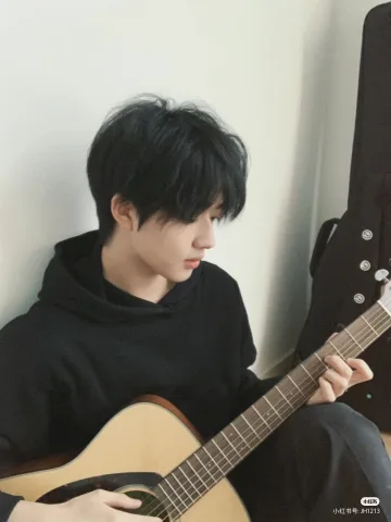 แอบเห็นเขาติดกีตาร์ในห้อง เสียงเพราะมากก