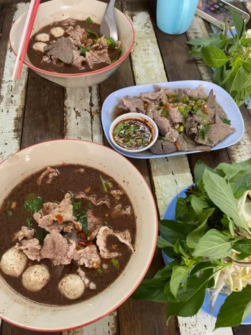 ก๊วยเตี๋ยวร้านตรงข้ามออฟฟิศ