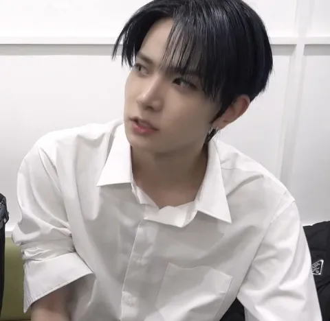 Button-up with rolled sleeves (เสื้อเชิ้ตพับแขน)
