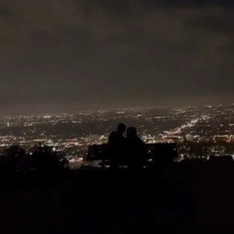 Stargazing on a rooftop (นอนดูดาวบนดาดฟ้า)