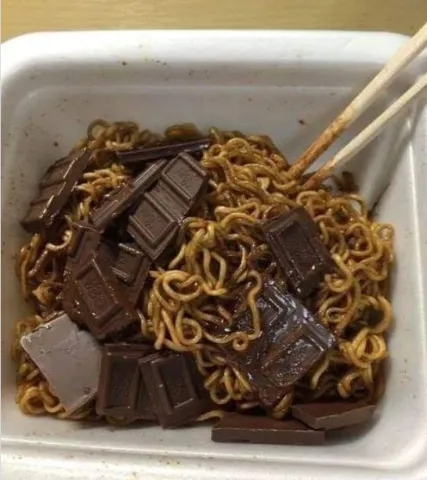 Try weird food combos (กินของแปลกๆ แบบฮาๆ)