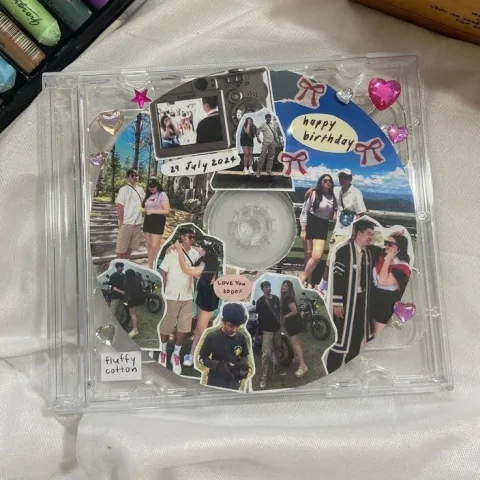 A framed photo of both of you (รูปคู่ใส่กรอบ)